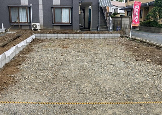 【構造・工法・仕様_2】ベタ基礎とは、柱の位置に関係なく全体に基礎がある事を指し、面積が大きい分建物の重さを全体に分散できます。また、地面からの湿気や害虫を遮断でき、木造住宅で心配されるシロアリ被害を防ぐ効果も期待できます。