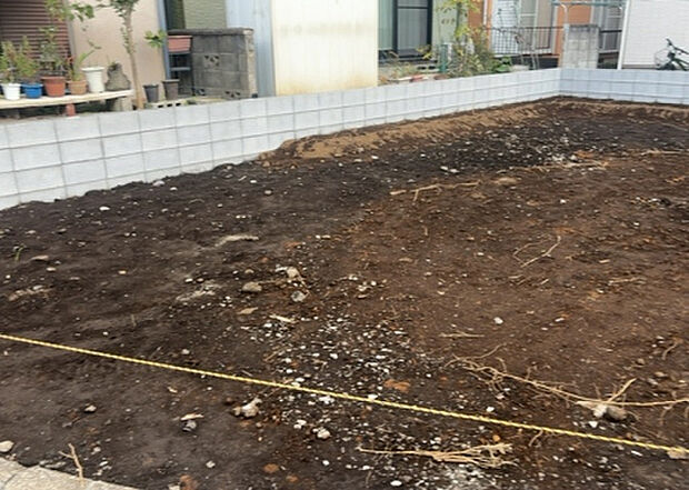 【玄関】玄関は家の顔でもあり、家族以外の目にも止まる場所です。玄関は外との間を仕切る扉、靴などをしまっておく収納スペース、靴脱ぎのたたきスペース、来客とのやり取りをするドアホンなど複数のアイテムからなります。