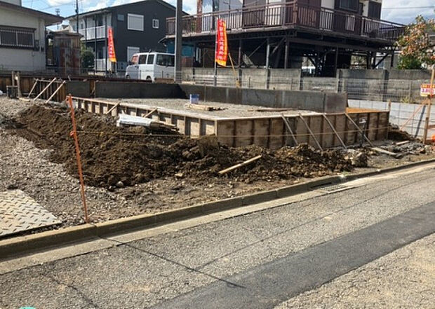 【構造・工法・仕様_2】ベタ基礎とは、柱の位置に関係なく全体に基礎がある事を指し、面積が大きい分建物の重さを全体に分散できます。また、地面からの湿気や害虫を遮断でき、木造住宅で心配されるシロアリ被害を防ぐ効果も期待できます。