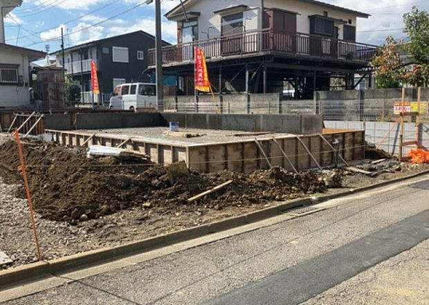 【玄関_2】玄関は、狭すぎると複数人で使いにくく、広すぎても無駄な空間になりがちです。最低2畳を目安にして、家の広さとの兼ね合いや家族の人数を考慮して決めるとよいでしょう。現地を見学して快適な玄関を選びましょう！