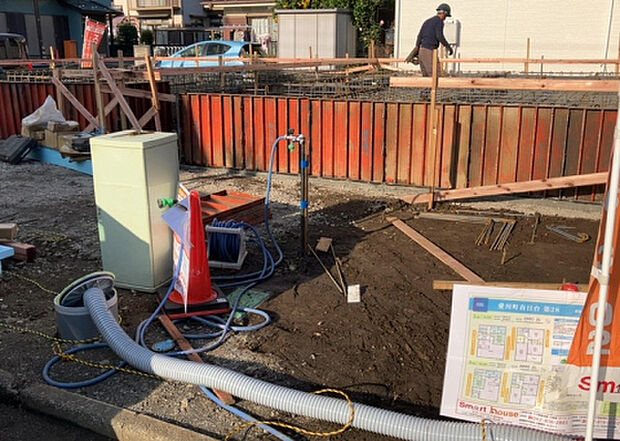 【構造・工法・仕様_2】ベタ基礎とは、柱の位置に関係なく全体に基礎がある事を指し、面積が大きい分建物の重さを全体に分散できます。また、地面からの湿気や害虫を遮断でき、木造住宅で心配されるシロアリ被害を防ぐ効果も期待できます。