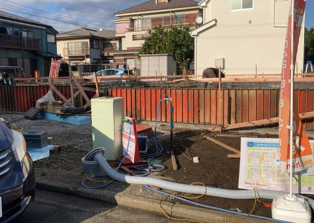 【庭_2】庭のある家に住むことのメリットとして、子どもたちの遊び場を確保できること、ガーデニングや家庭菜園を楽しめること、明るさを確保できることがあります。また、配置を工夫することでプライバシーが確保できます。