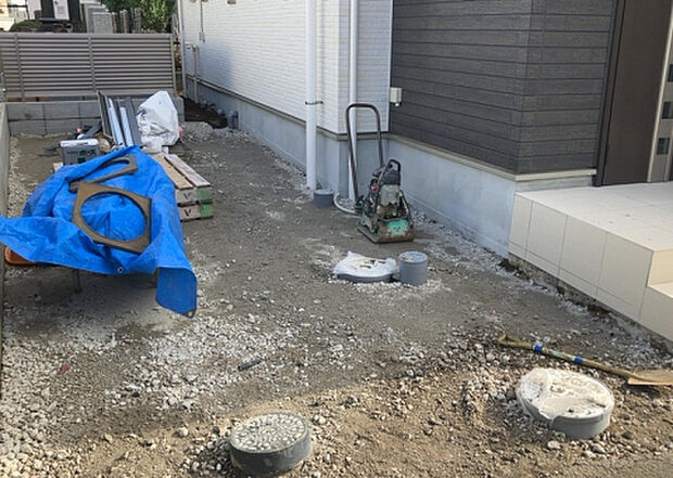 【駐車場_2】駐車場と明記されていても、最小スペースでつくられた駐車場だと大型車は駐車できなかったり、出入りしにくくなったりする可能性があります。お車のサイズと購入したい物件の駐車場のサイズを現地で確認しましょう。