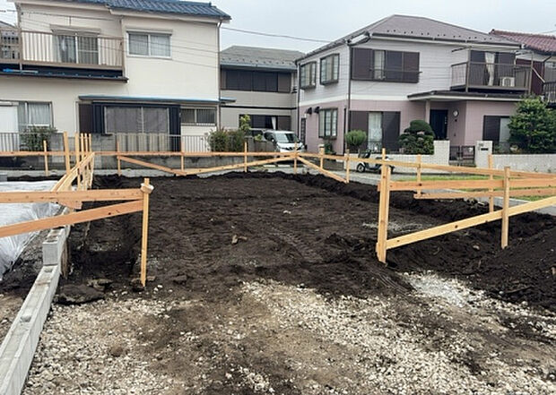 【構造・工法・仕様_2】ベタ基礎とは、柱の位置に関係なく全体に基礎がある事を指し、面積が大きい分建物の重さを全体に分散できます。また、地面からの湿気や害虫を遮断でき、木造住宅で心配されるシロアリ被害を防ぐ効果も期待できます。