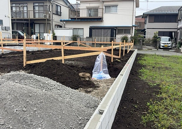 【玄関】玄関は家の顔でもあり、家族以外の目にも止まる場所です。玄関は外との間を仕切る扉、靴などをしまっておく収納スペース、靴脱ぎのたたきスペース、来客とのやり取りをするドアホンなど複数のアイテムからなります。