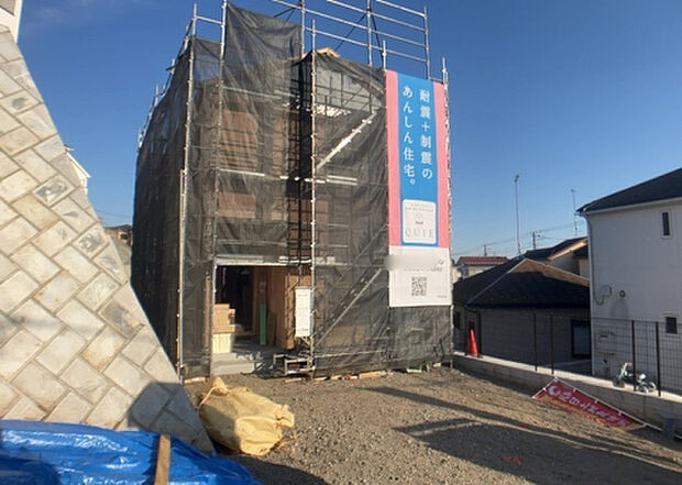 【外観_3】現地に行くなら、物件の周囲の地形がどうなっているかを見ることも大切です。周辺より低くなっている土地では、大雨などで水が集まりやすいため、地盤が弱くなっているということも考えられるため、注意が必要です。