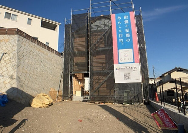 【構造・工法・仕様_2】ベタ基礎とは、柱の位置に関係なく全体に基礎がある事を指し、面積が大きい分建物の重さを全体に分散できます。また、地面からの湿気や害虫を遮断でき、木造住宅で心配されるシロアリ被害を防ぐ効果も期待できます。