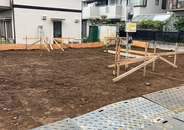 【玄関_2】玄関は、狭すぎると複数人で使いにくく、広すぎても無駄な空間になりがちです。最低2畳を目安にして、家の広さとの兼ね合いや家族の人数を考慮して決めるとよいでしょう。現地を見学して快適な玄関を選びましょう！