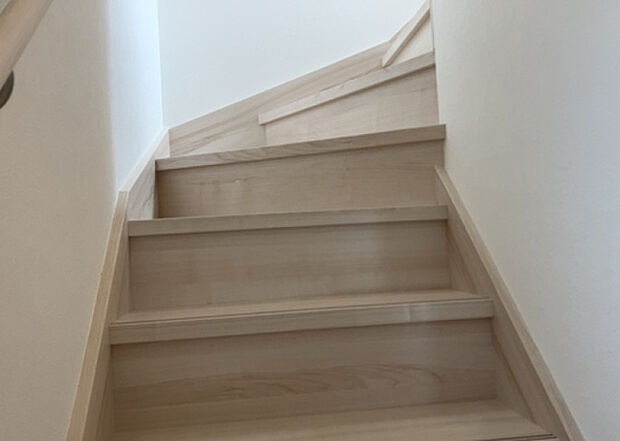 【内装】建物の上下階の通路である階段は、その位置によって動線や室内の印象が大きく左右されます。手摺にも重要な役割があり、転倒の防止・歩行や動作を円滑にして日常生活を支えることを主な目的として設置されています。