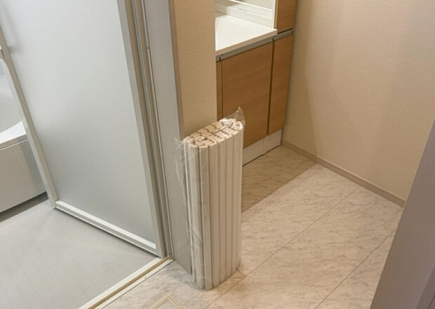 【脱衣場】多くの戸建て住宅で見かける洗面脱衣所は、洗面台と洗濯機が2畳ほどのスペースに並べられていて、洗面所が脱衣所を兼ね備えている間取りが一般的です。お客様が利用することもある、パブリックな空間でもあります。