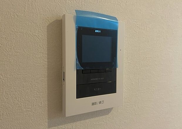 【TVモニター付きインターホン】TVモニター付きインターホンは、来訪者の顔を確認できるだけでなく、音声でやり取りすることもできるため、セキュリティ面で安心できる設備です。モニター画面が大きく見やすいもの、夜間でも来訪者をしっかりと確認できるものなど、機能性を重視したいところです。