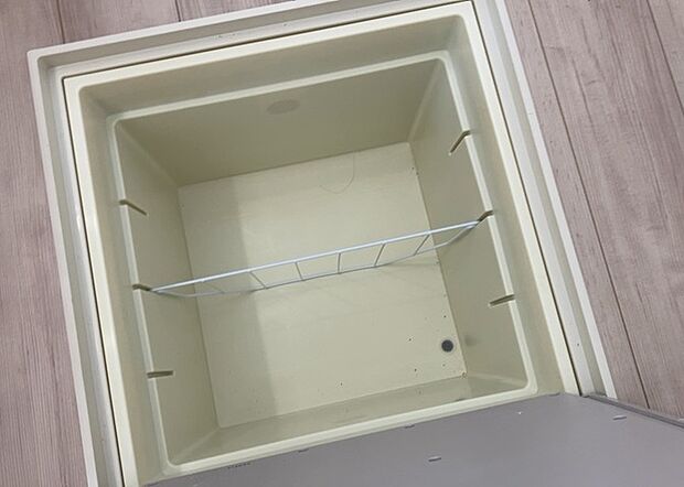 【キッチン床下収納】キッチン床下収納は、調理器具や食器などをスッキリと収納できる便利なスペースです。収納量が多いもの、引き出しがスムーズに開閉するものなど、使い勝手の良いものを選ぶことが大切です。また、湿気がこもりやすい場所なので、通気性の良いものを選ぶこともおすすめです。