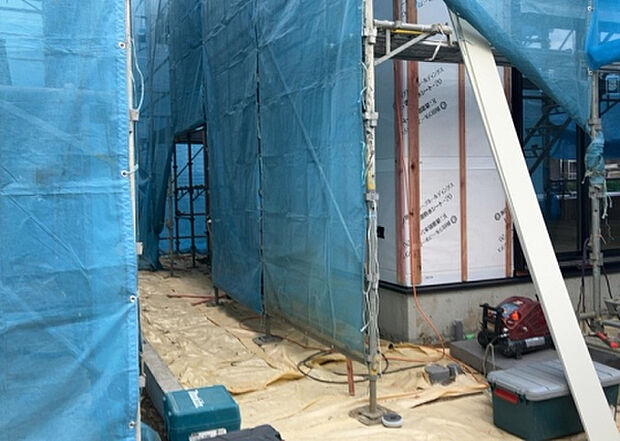 【玄関】玄関は家の顔でもあり、家族以外の目にも止まる場所です。玄関は外との間を仕切る扉、靴などをしまっておく収納スペース、靴脱ぎのたたきスペース、来客とのやり取りをするドアホンなど複数のアイテムからなります。