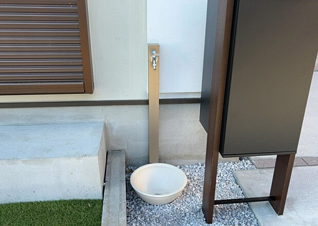 【その他設備】敷地内には、散水栓や立水栓があります。水道水を直接利用できるため、水を運ぶ手間を省くことが出来ます。大量の水を必要とする洗車作業や清掃などに役立ちます。その他設備とあわせて、現地でご確認ください。