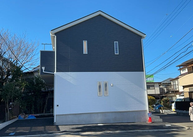 【前面道路含む現地写真_2】お持ちの車種によっては前面道路が広い方が便利でしょう。しかし、前面道路が広ければその分交通量が多くなるため、騒音などが気になる場合があります。実際に現地を見学し、周辺交通量や騒音などを確認しましょう!