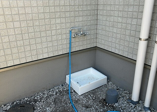 【その他設備】敷地内には、散水栓や立水栓があります。水道水を直接利用できるため、水を運ぶ手間を省くことが出来ます。大量の水を必要とする洗車作業や清掃などに役立ちます。その他設備とあわせて、現地でご確認ください。