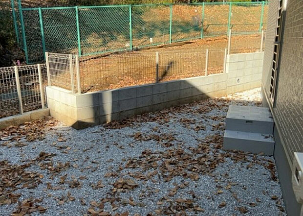 【庭】庭があることでガーデニングや家庭菜園はもちろん、こどもの遊び場やペットを放して遊ぶことができます。また、家の周囲に余裕があるということです。隣地との間があれば、十分な日当たりと、風通しが確保できます。