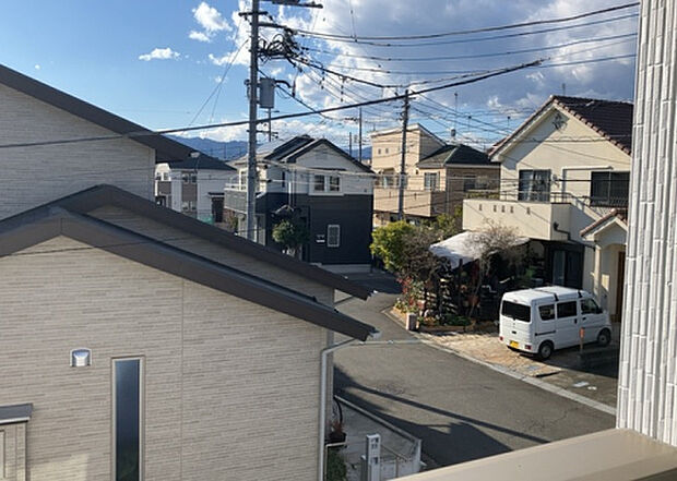 【物件からの展望】眺望を気にして物件を探す場合、前面に建物が建っていないか現地で確認しましょう!前面に建物があると景色はもちろん、日当たりや風通しにも影響が出てきます。住んだ時のことを想像しながら現地見学をしましょう。