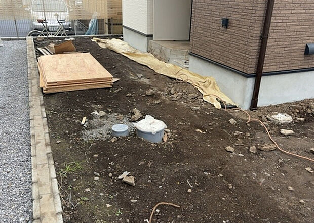 【庭_2】庭のある家に住むことのメリットとして、子どもたちの遊び場を確保できること、ガーデニングや家庭菜園を楽しめること、明るさを確保できることがあります。また、配置を工夫することでプライバシーが確保できます。