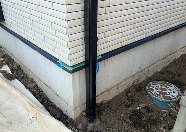 【構造・工法・仕様_2】ベタ基礎とは、柱の位置に関係なく全体に基礎がある事を指し、面積が大きい分建物の重さを全体に分散できます。また、地面からの湿気や害虫を遮断でき、木造住宅で心配されるシロアリ被害を防ぐ効果も期待できます。