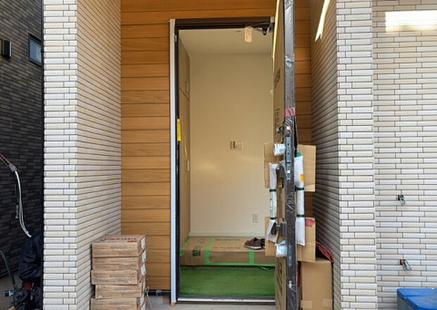 【玄関_2】玄関は、狭すぎると複数人で使いにくく、広すぎても無駄な空間になりがちです。最低2畳を目安にして、家の広さとの兼ね合いや家族の人数を考慮して決めるとよいでしょう。現地を見学して快適な玄関を選びましょう!