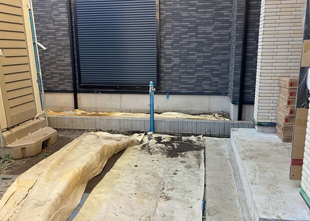 【その他設備】敷地内には、散水栓や立水栓があります。水道水を直接利用できるため、水を運ぶ手間を省くことが出来ます。大量の水を必要とする洗車作業や清掃などに役立ちます。その他設備とあわせて、現地でご確認ください。