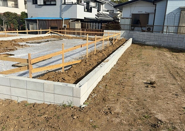 【庭_2】庭のある家に住むことのメリットとして、子どもたちの遊び場を確保できること、ガーデニングや家庭菜園を楽しめること、明るさを確保できることがあります。また、配置を工夫することでプライバシーが確保できます。