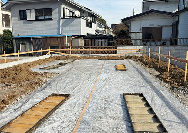 【玄関_2】玄関は、狭すぎると複数人で使いにくく、広すぎても無駄な空間になりがちです。最低2畳を目安にして、家の広さとの兼ね合いや家族の人数を考慮して決めるとよいでしょう。現地を見学して快適な玄関を選びましょう!