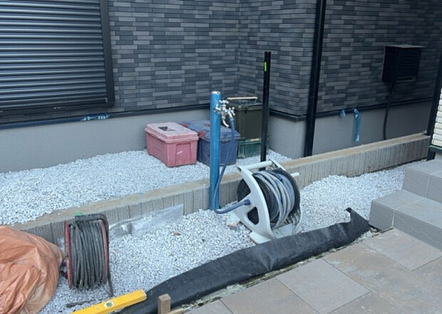 【その他設備】敷地内には、散水栓や立水栓があります。水道水を直接利用できるため、水を運ぶ手間を省くことが出来ます。大量の水を必要とする洗車作業や清掃などに役立ちます。その他設備とあわせて、現地でご確認ください。