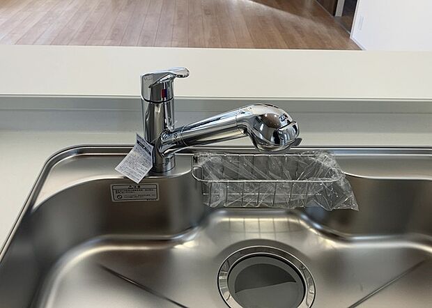 【キッチン水栓】キッチン水栓は、毎日必ず使うものだからこそ、使いやすさが重要です。シャワーヘッドの切り替えがスムーズか、吐水量が調節できるか、水しぶきが飛び散りにくい構造か、浄水機能が付いているかなど、日々の家事を快適にするための機能が数多くあります。また、デザインも多種多様なので、キッチン全体の雰囲気に合わせたものを選ぶことができます。