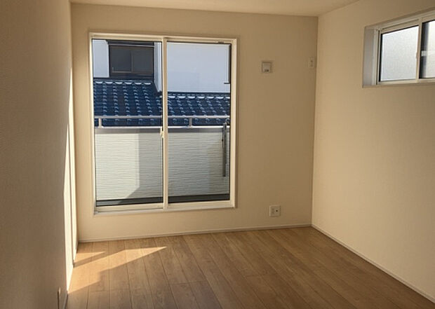 【洋室】洋室のメリットは重い家具が置きやすく、身の回りが整理しやすいことです。 床がフローリングのため畳とは異なり凹みにくいです。 クローゼットなど収納が豊富で、普段使わない旅行カバンや服の整頓も簡単にです。