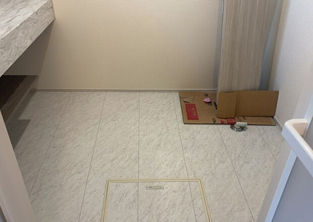 【脱衣場】多くの戸建て住宅で見かける洗面脱衣所は、洗面台と洗濯機が2畳ほどのスペースに並べられていて、洗面所が脱衣所を兼ね備えている間取りが一般的です。お客様が利用することもある、パブリックな空間でもあります。
