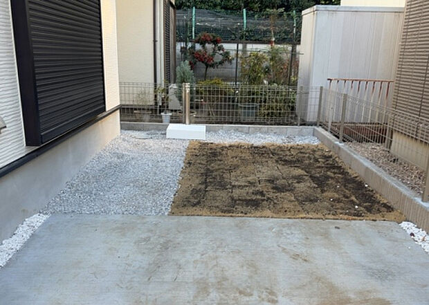 【庭】庭があることでガーデニングや家庭菜園はもちろん、こどもの遊び場やペットを放して遊ぶことができます。また、家の周囲に余裕があるということです。隣地との間があれば、十分な日当たりと、風通しが確保できます。