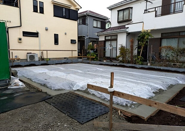 【外観_3】現地に行くなら、物件の周囲の地形がどうなっているかを見ることも大切です。周辺より低くなっている土地では、大雨などで水が集まりやすいため、地盤が弱くなっているということも考えられるため、注意が必要です。