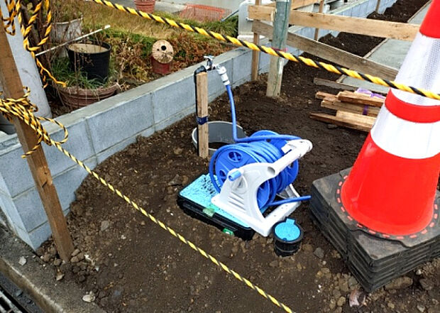 【その他設備】敷地内には、散水栓や立水栓があります。水道水を直接利用できるため、水を運ぶ手間を省くことが出来ます。大量の水を必要とする洗車作業や清掃などに役立ちます。その他設備とあわせて、現地でご確認ください。