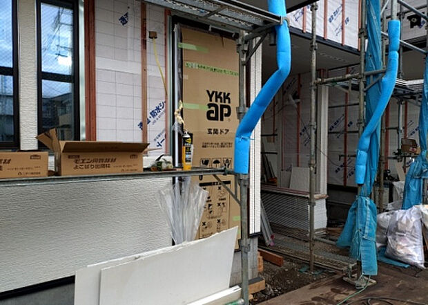 【玄関】玄関は家の顔でもあり、家族以外の目にも止まる場所です。玄関は外との間を仕切る扉、靴などをしまっておく収納スペース、靴脱ぎのたたきスペース、来客とのやり取りをするドアホンなど複数のアイテムからなります。