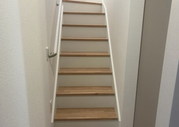 【内装】建物の上下階の通路である階段は、その位置によって動線や室内の印象が大きく左右されます。手摺にも重要な役割があり、転倒の防止・歩行や動作を円滑にして日常生活を支えることを主な目的として設置されています。