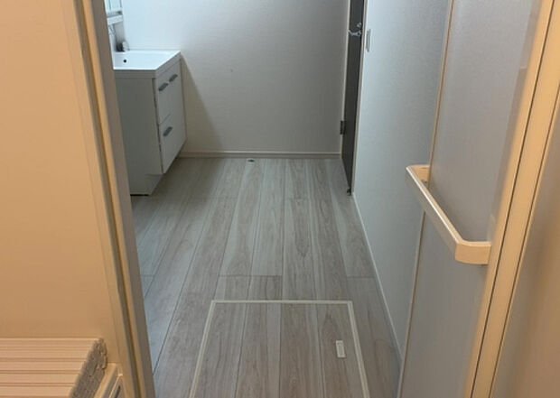 【脱衣場】多くの戸建て住宅で見かける洗面脱衣所は、洗面台と洗濯機が2畳ほどのスペースに並べられていて、洗面所が脱衣所を兼ね備えている間取りが一般的です。お客様が利用することもある、パブリックな空間でもあります。