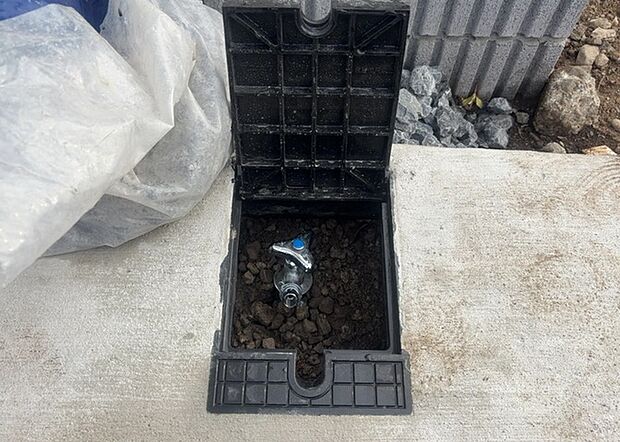 【外水栓】外水栓は、庭の水やりや洗車など、様々な用途に使える便利な設備です。ホースがしっかりと接続できるもの、水圧が安定しているものなど、使い勝手の良いものを選びましょう。また、凍結防止機能が付いているものなら、冬場でも安心して使用できます。