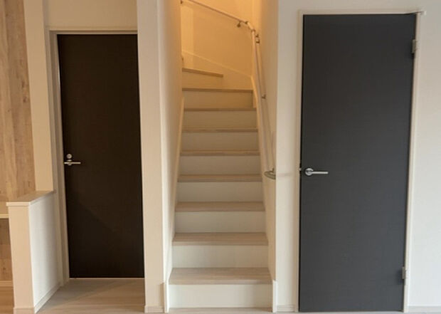 【内装】建物の上下階の通路である階段は、その位置によって動線や室内の印象が大きく左右されます。手摺にも重要な役割があり、転倒の防止・歩行や動作を円滑にして日常生活を支えることを主な目的として設置されています。