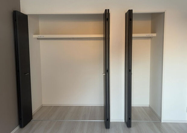 【ウォークインクローゼット】ウォークインクローゼットがあれば、クローゼット内でコーディネートが完成できますし、季節の変わり目に行う衣替えの手間も省けます。また、スーツケースなど大きいものもしまうことができ使い勝手がよいです。