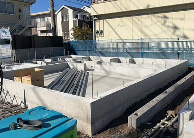 【構造・工法・仕様_2】ベタ基礎とは、柱の位置に関係なく全体に基礎がある事を指し、面積が大きい分建物の重さを全体に分散できます。また、地面からの湿気や害虫を遮断でき、木造住宅で心配されるシロアリ被害を防ぐ効果も期待できます。