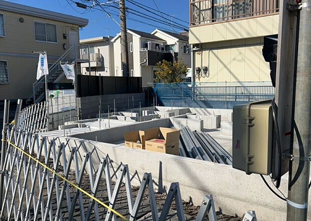 【庭_2】庭のある家に住むことのメリットとして、子どもたちの遊び場を確保できること、ガーデニングや家庭菜園を楽しめること、明るさを確保できることがあります。また、配置を工夫することでプライバシーが確保できます。