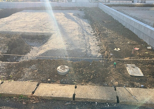 【玄関_2】玄関は、狭すぎると複数人で使いにくく、広すぎても無駄な空間になりがちです。最低2畳を目安にして、家の広さとの兼ね合いや家族の人数を考慮して決めるとよいでしょう。現地を見学して快適な玄関を選びましょう！