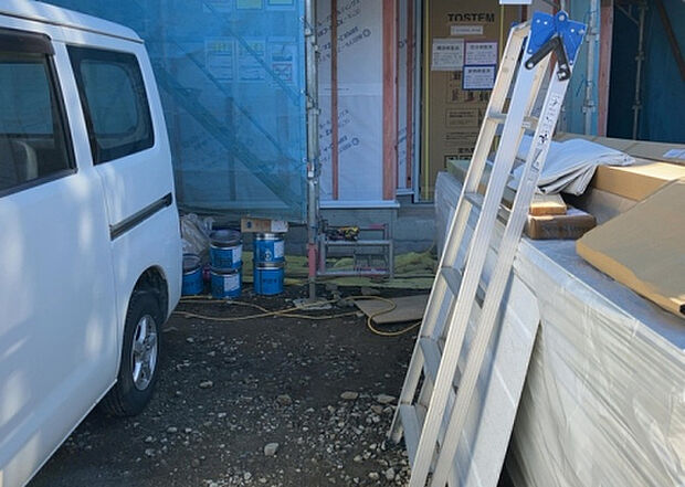 【構造・工法・仕様_2】ベタ基礎とは、柱の位置に関係なく全体に基礎がある事を指し、面積が大きい分建物の重さを全体に分散できます。また、地面からの湿気や害虫を遮断でき、木造住宅で心配されるシロアリ被害を防ぐ効果も期待できます。