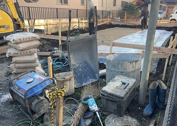 【外観_3】現地に行くなら、物件の周囲の地形がどうなっているかを見ることも大切です。周辺より低くなっている土地では、大雨などで水が集まりやすいため、地盤が弱くなっているということも考えられるため、注意が必要です。