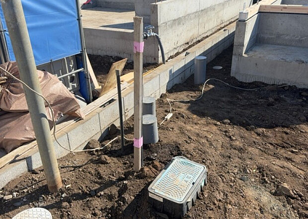 【その他設備】敷地内には、散水栓や立水栓があります。水道水を直接利用できるため、水を運ぶ手間を省くことが出来ます。大量の水を必要とする洗車作業や清掃などに役立ちます。その他設備とあわせて、現地でご確認ください。