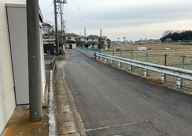 【物件からの展望_2】眺望を気にして物件を探す場合、前面に建物が建っていないか現地で確認しましょう！前面に建物があると景色はもちろん、日当たりや風通しにも影響が出てきます。住んだ時のことを想像しながら現地見学をしましょう。