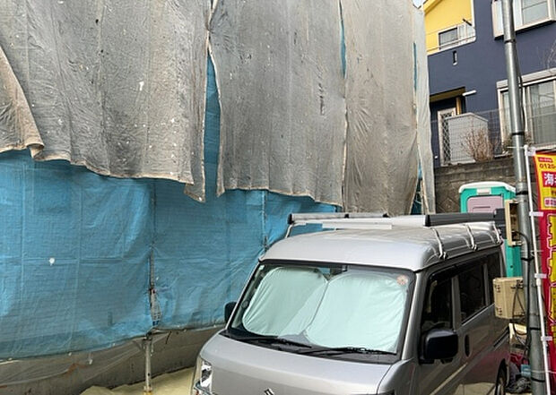 【玄関_2】玄関は、狭すぎると複数人で使いにくく、広すぎても無駄な空間になりがちです。最低2畳を目安にして、家の広さとの兼ね合いや家族の人数を考慮して決めるとよいでしょう。現地を見学して快適な玄関を選びましょう！