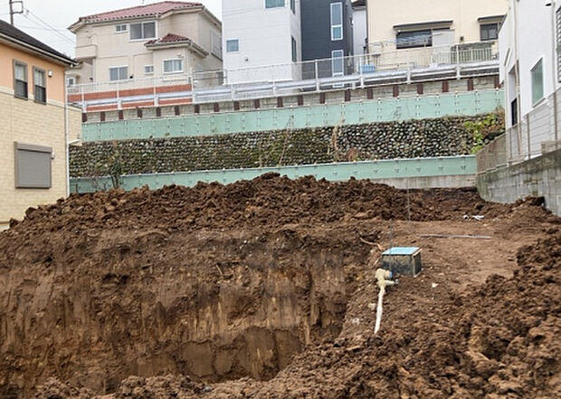 【外観_3】現地に行くなら、物件の周囲の地形がどうなっているかを見ることも大切です。周辺より低くなっている土地では、大雨などで水が集まりやすいため、地盤が弱くなっているということも考えられるため、注意が必要です。